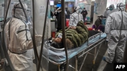 Personal médico atiende a un paciente en el hospital Wuhan Red Cross, en Wuhan, el 25 de enero del 2020.