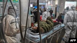 Personal médico atiende a un paciente en el hospital Wuhan Red Cross, en Wuhan, el 25 de enero del 2020.