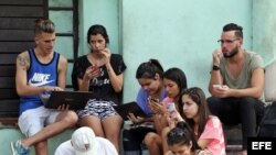 Jóvenes que se conectan a internet en una zona wifi, en La Habana (6 de febrero, 2016).