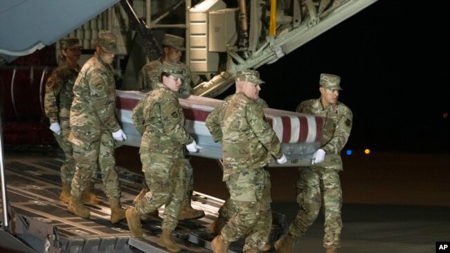 En esta fotografía de archivo del 8 de diciembre de 2019, soldados de la Fuerza Aérea trasladan un contenedor especial con los restos de una de las víctimas del ataque terrorista en la base de Pensacola, Florida.