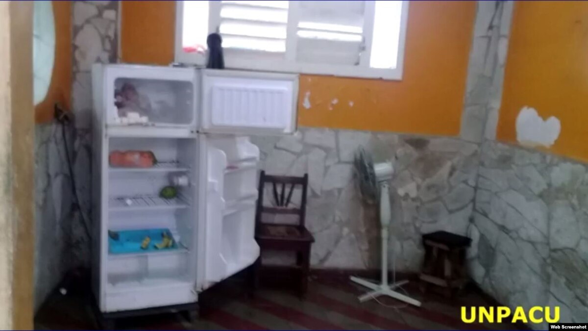 Golpear la parte superior de la cabeza en la nevera