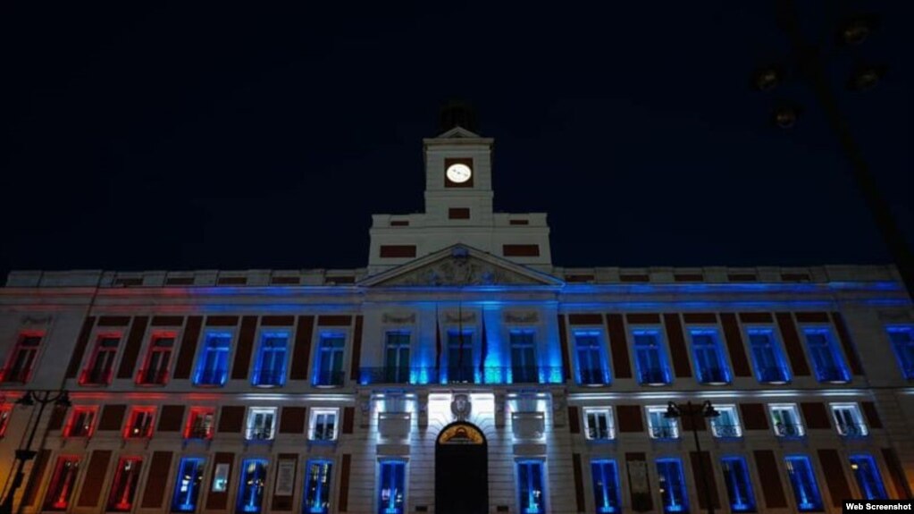 Gobierno de la Comunidad de Madrid se viste de bandera cubana en honor al pueblo de Cuba (Foto tomada de Facebook).