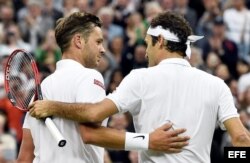 (i-d) Marcus Willis y Roger Federer se abrazan.