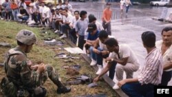 Ciudadanos panameños entregan sus armas a militares norteamericanos en las calles de Ciudad de Panamá. El 20 de diciembre el ejército de Estados Unidos inició un operativo militar con el propósicto de capturar al general Manuel Antonio Noriega.