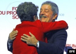 La presidente brasileña Dilma Rousseff (i) abraza a su predecesor en el cargo Lula Da Silva (d) durante su visita al Foro Social de París, Francia.