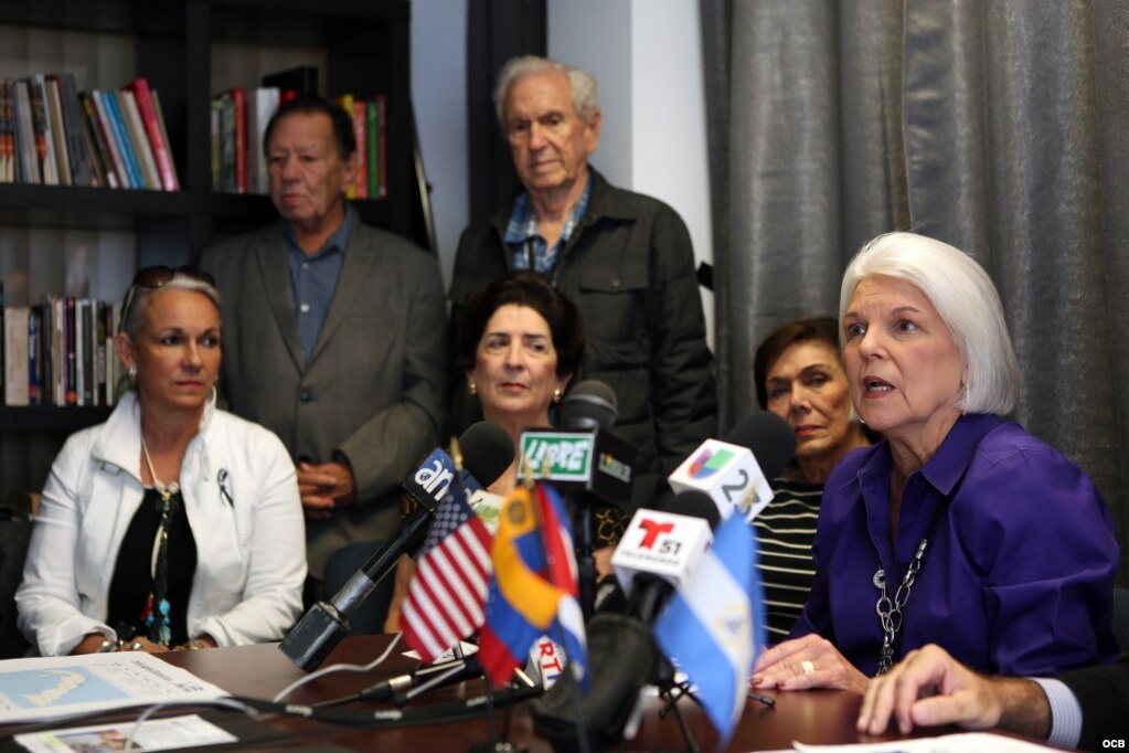 Sylvia Iriondo (der.), de Mar por Cuba, habla a los medios durante una conferencia de prensa en Miami para denunciar el fraude en el referendo constitucional del 24 de febrero en Cuba.