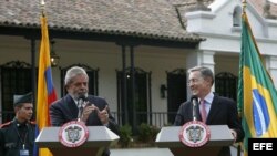 Los presidentes de Brasil, Luiz Inácio Lula da Silva (i), y de Colombia, Álvaro Uribe (d), hablan durante una rueda de prensa en la hacienda de Hato Grande, a las afueras de Bogotá (Colombia).