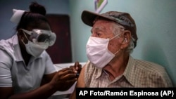 Una persona recibe una dosis de Abdala, de fabricación cubana. AP Foto/Ramón Espinosa