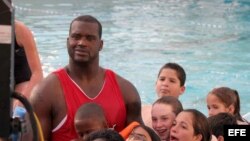 Fotografía de archivo. Shaquille O'Neal comparte con varios niños en una piscina.