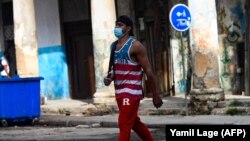 Hombre con máscara en las calles de La Habana, el 17 de septiembre de 2021 (Yamil Lage / AFP).