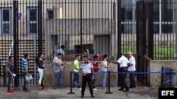 Cubanos hacen fila frente a la embajada de EEUU en La Habana. (Archivo)