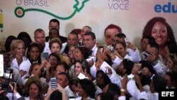 -La presidenta brasileña Dilma Rousseff posa una foto hoy, viernes 29 de abril de 2016, durante un acto en el Palacio de Planalto en Brasilia (Brasil) donde anunció la prórroga de tres años a la permanencia de médicos extranjeros y criticó las políticas e