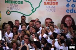Dilma Rousseff el 29 de abril de 2016 anunció la prórroga de tres años a la permanencia de médicos cubanos en Brasil.