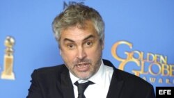 Alfonso Cuaron con el Golden Globe a la mejor dirección.