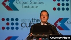 Dr. Carlos E. Díaz-Rosillo en conferenciasobre relaciones EEUU-Cuba /Cortesía Wenceslao Cruz