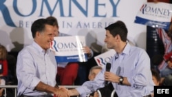Paul Ryan (d), de Wisconsin, y Mitt Romney (i), durante una evento en Milwaukee, Wisconsin, Estados Unidos.
