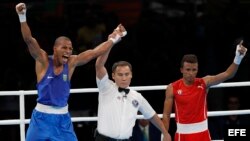 Lázaro Jorge Alvarez (d) de Cuba pierde ante Robson Conceicao de Brazil.