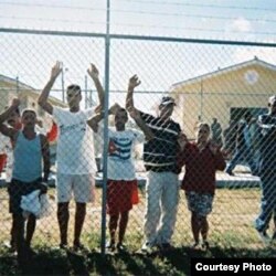 Cubanos detenidos en el Centro Carmichael, en Nassau, Bahamas (Foto cortesía de Centro por la Justicia y el Derecho Internacional).