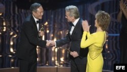 Fotografía facilitada por la Academia de Ciencias y Artes Cinematográficas (AMPAS) que muestra al director taiwanés Ang Lee (izda) recibiendo el Óscar al mejor director por "La Vida de Pi" de manos de Michael Douglas (centro) y Jane Fonda (dcha) en la gal