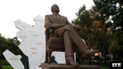 Vista de la escultura del expresidente de Azerbaiyan Heydar Aliyev ubicada en el Paseo de la Reforma de Ciudad de México.