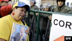 Miles de seguidores del presidente Hugo Chávez se concentran frente al Hospital Militar de Caracas.