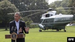 Foto de archivo. El presidente Barack Obama conversa con la prensa desde los jardines de la Casa Blanca.
