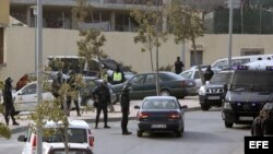 Efectivos de la Policía Nacional, durante la operación llevada a cabo desde la madrugada en Ceuta contra el terrorismo islamista y en la que han sido detenidas dos personas.