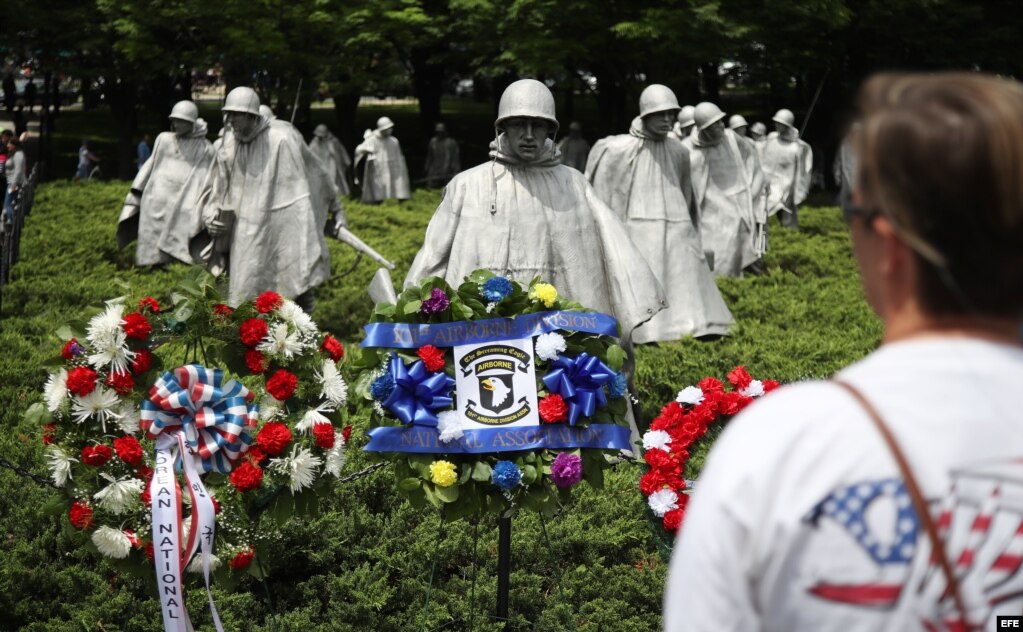 Flores en el Monumento a los Veteranos de la Guerra de Corea, en Washington, DC.