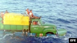 Camión que utilizaron varios cubanos intentando llegar a las costas de la Florida en EEUU, julio de 2003. Foto: Archivo.