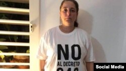 Tania Bruguera con una camiseta de la campaña contra el Decreto 349. 