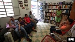 De izquierda a derecha, los opositores cubanos Yazmani Niclos, Yadira Rodríguez, Rosa María Naranjo y Fermín Zamora continúan hoy, miércoles 12 de septiembre de 2012, en una huelga de hambre, en una casa de La Habana (Cuba).