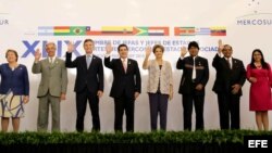 -De izquierda a derecha, la presidenta de Chile; Michelle Bachelet, el presidente de Uruguay; Tabaré Vázquez, el presidente de Argentina, Mauricio Macri, el presidente de Paraguay, Horacio Cartes, la presidenta de Brasil; Dilma Rousseff, el presidente de