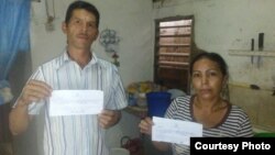 Los periodistas Roberto Rodríguez Cardona y su esposa Marelys Fonseca Viltre, con la citación.