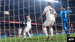 El portero Keylor Navas no pudo impedir que el delantero brasileño Malcom anotara un gol.