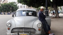 Un taxista privado o "botero" en una calle de La Habana. (Archivo)