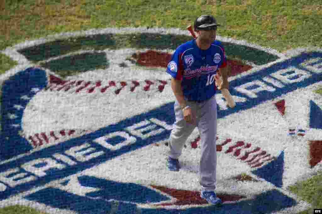 Jose Offerman, mánager de Tigres del Licey de República Dominicana, camina por el campo de juego hoy, lunes 3 de febrero de 2014, durante un partido contra Villa Clara de Cuba en el tercer día de la Serie del Caribe 2014, en el Estadio Nueva Esparta, en Margarita (Venezuela)