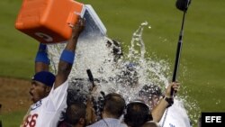 El jugador de los Dodgers de Los Ángeles, Yasiel Puig (i), celebra con sus compañeros de equipo después de vencer a los Bravos de Atlanta hoy.