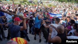 Guardias vestidos de civil reprimen a los manifestantes que piden "Libertad" el 11 de julio en La Habana. REUTERS/Alexandre Meneghini