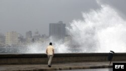 Fuertes olas chocan contra el muro del malecón de La Habana (Cuba) el domingo 26 de agosto de 2012, un día después del paso por la isla de la tormenta tropical "Isaac".