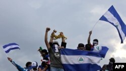 Manifestantes antigubernamentales realizan una protesta para que el presidente nicaragüense Daniel Ortega y su esposa, la vicepresidenta Rosario Murillo, abandonen el poder. (Inti Ocon / AFP).