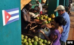 Dos personas compran productos en un mercado agropecuario, en La Habana (Cuba).