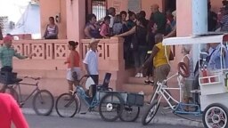 Un grupo de cubanos espera para comprar medicinas en una farmacia del pueblo de San Juan y Martínez, en Pinar del Río. (Foto tomada del Facebook de Michael Valladares) 