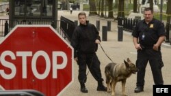 Dos miembros del servicio secreto uniformado vigilan las inmediaciones de la Casa Blanca.