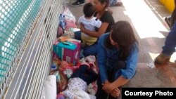 Familias cubanas acampan en el puente viejo del paso fronterizo Matamoros-Brownsville, en espera de entregarse a las autoridades de EE.UU. y pedir asilo.
