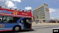 Auto de turismo frente a la embajada de EEUU en La Habana.