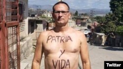 El líder de UNPACU, José Daniel Ferrer, se pinta el cuerpo con el cartel "Patria y Vida". (Foto: Twitter)