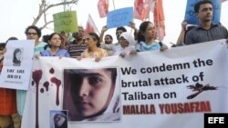 Archivo - Activistas de Derechos Humanos paquistaníes participan en una manifestación en repulsa al ataque contra Malala Yousafzai en Islamabad, Pakistán.