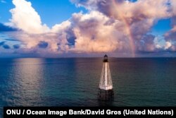 Faro en la costa de Florida, Estados Unidos. Foto: UN Ocean Image Bank / David Gross.