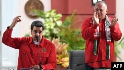 El segundo del chavismo, Diosdado Cabello, aplaude de pie mientras habla el gobernante Nicolás Maduro en la clausura del Foro de Sao Paulo en Caracas el 28 de julio (Foto: AFP).