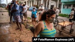 Cubanos usan mascarilla para protegerse del contagio. AP Photo / Ramon Espinosa